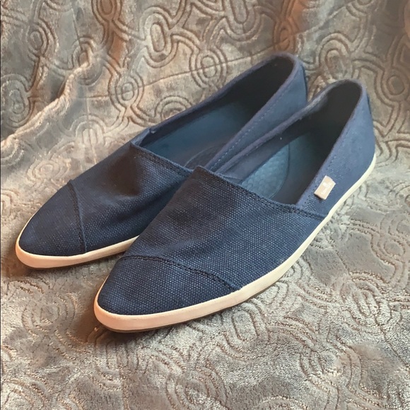 sanuk pointed toe shoes